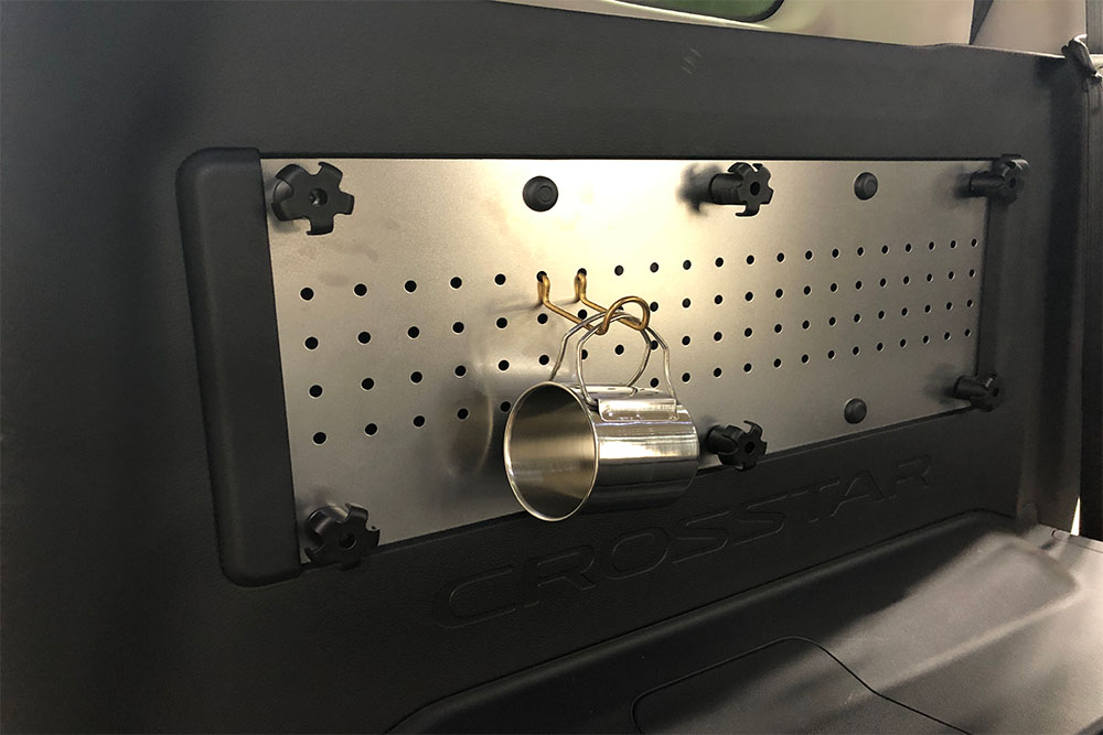 ユーティリティサイドパネルにカップを引っ掛ける