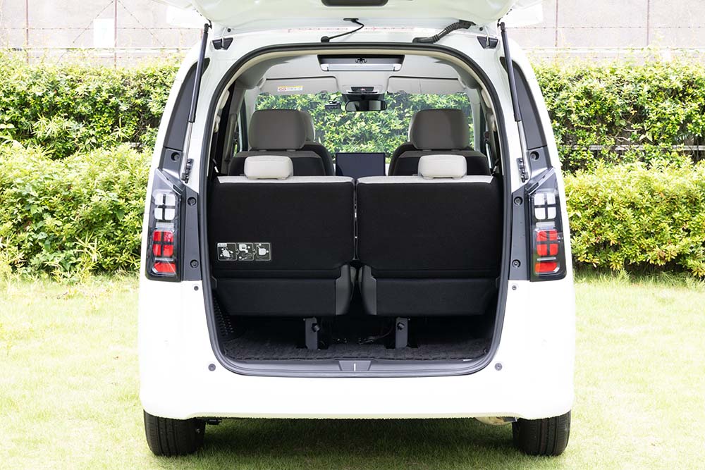 フリード エアーのテールゲートを開けた後部