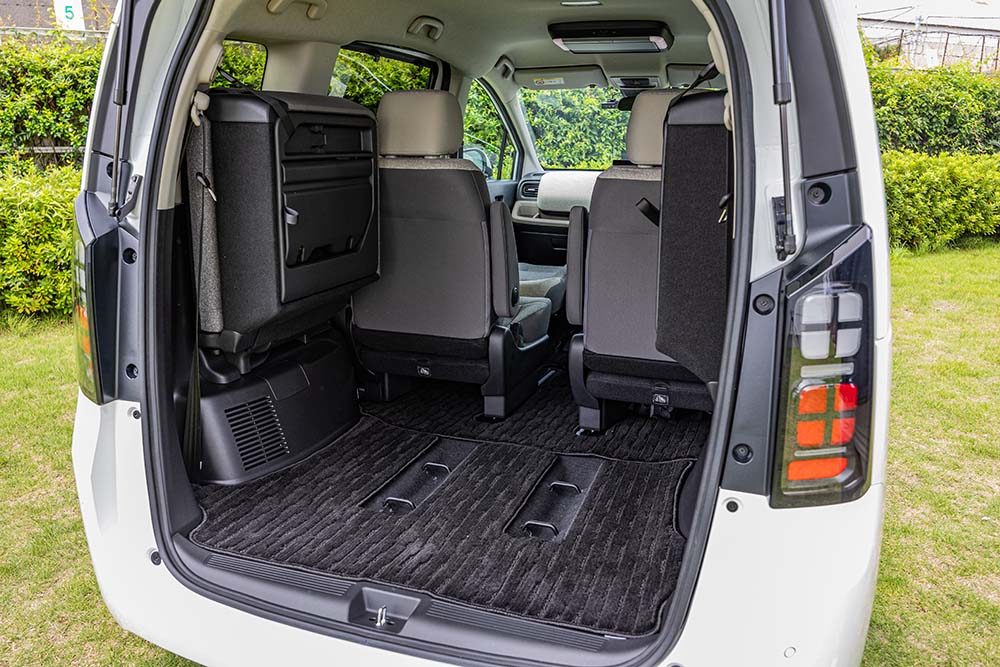 フリード エアーの３列目シートを跳ね上げ