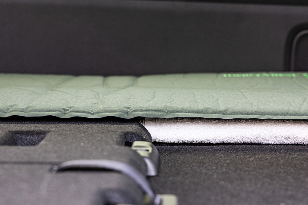 フリード クロスターの車中泊シートアレンジ前の段差をバスタオルで埋める