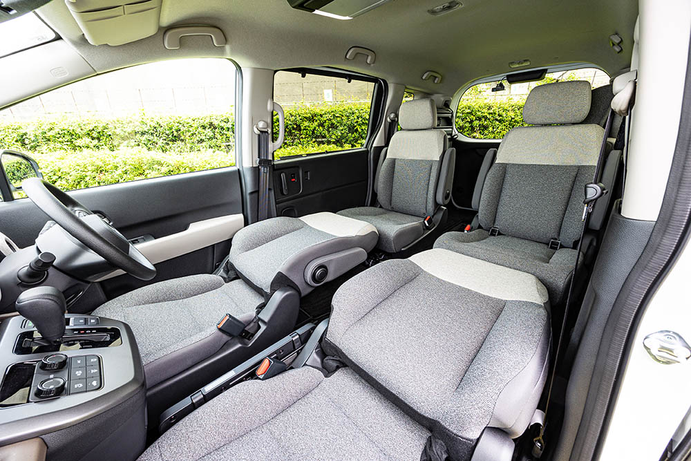 フリード エアーの１列目の背もたれを倒す車中泊シートアレンジ