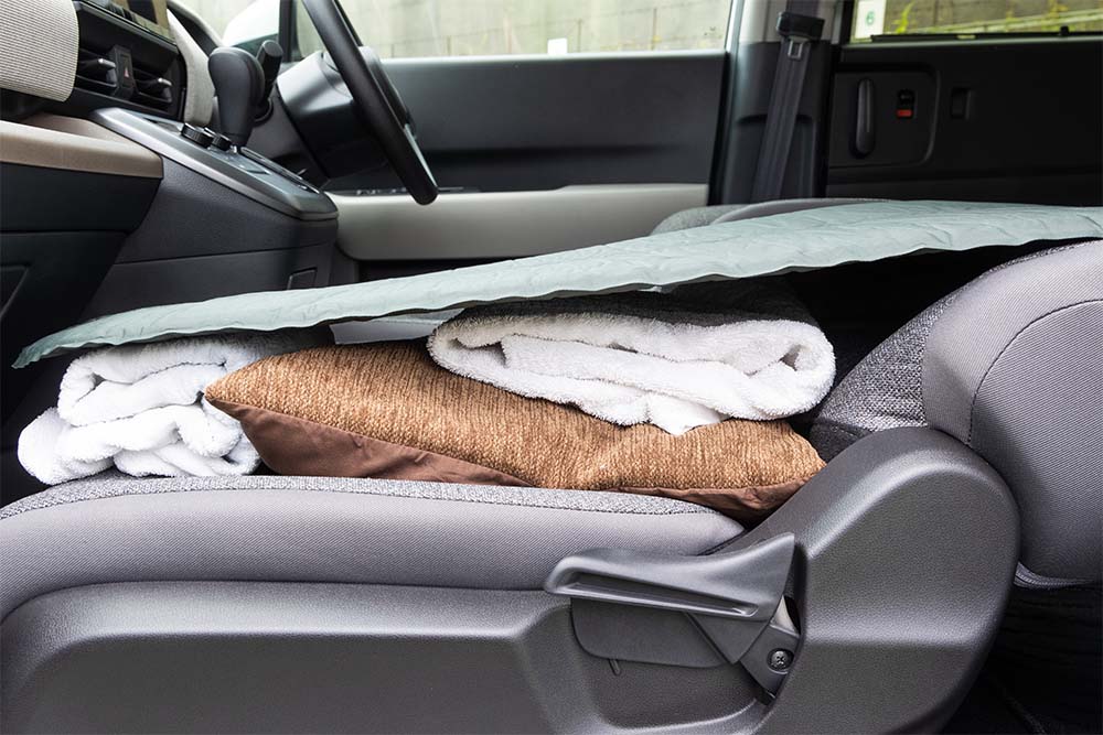 フリード エアーの１列目の背もたれを倒す車中泊シートアレンジの段差をクッションとマットで埋める