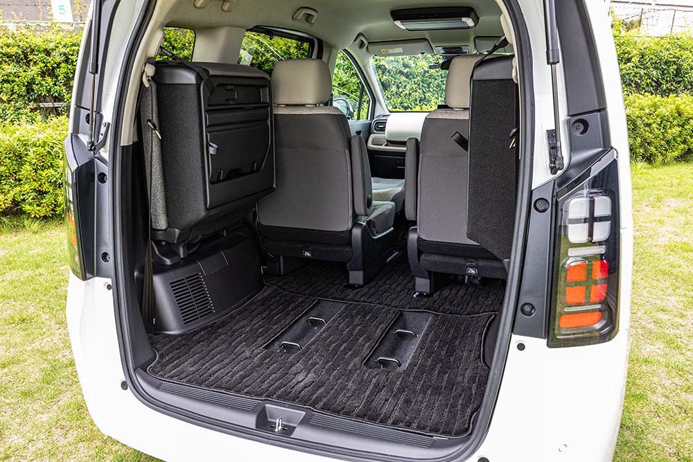 フリード エアーの１列目の背もたれを倒す車中泊シートアレンジの３列目を跳ね上げた収納