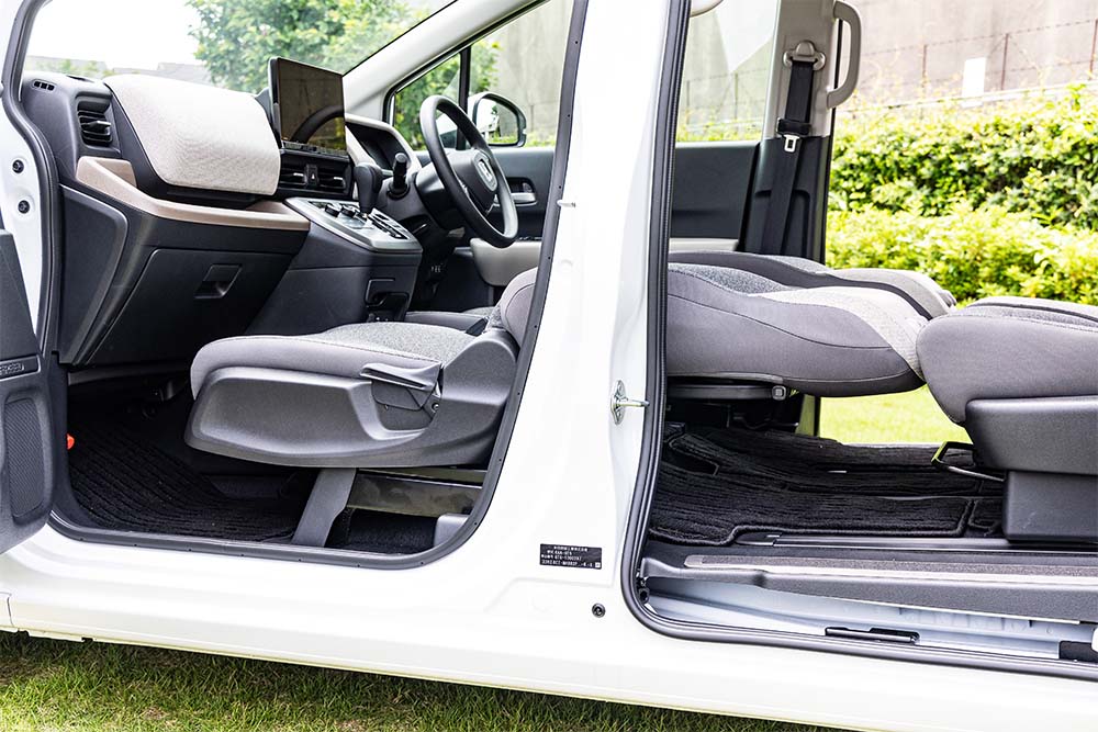 フリード エアーの１列目の背もたれを倒す車中泊シートアレンジの２列目シートの足元の収納