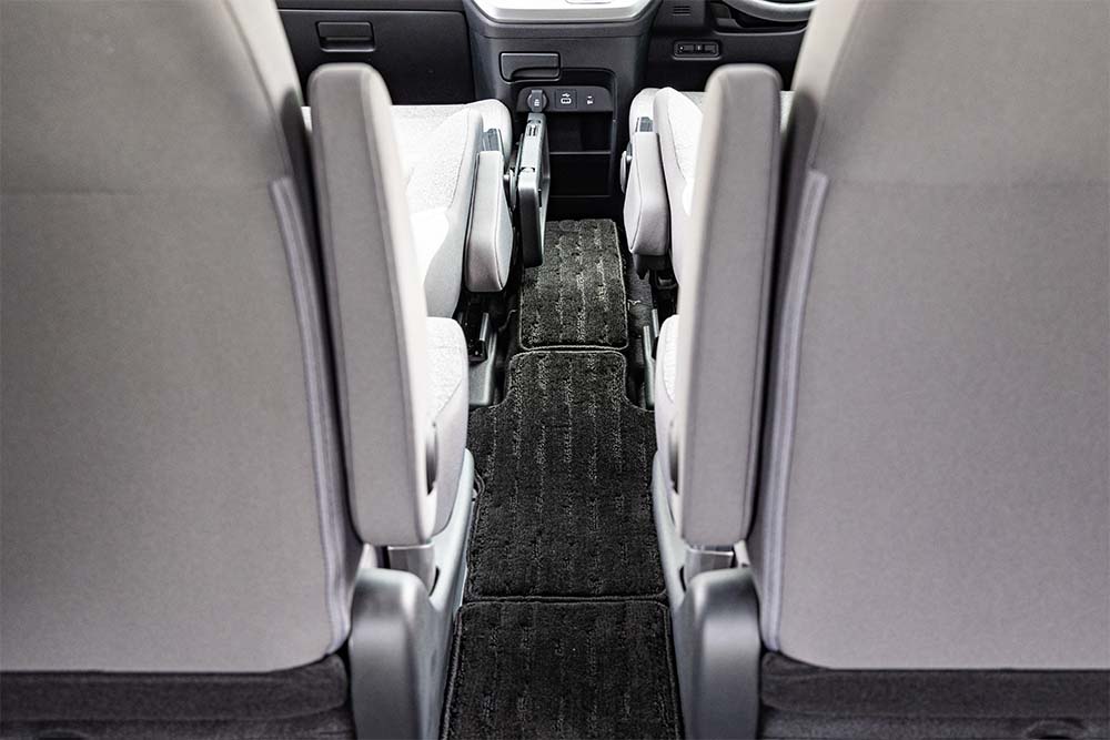 フリード エアーの１列目の背もたれを倒す車中泊シートアレンジのシート間の収納