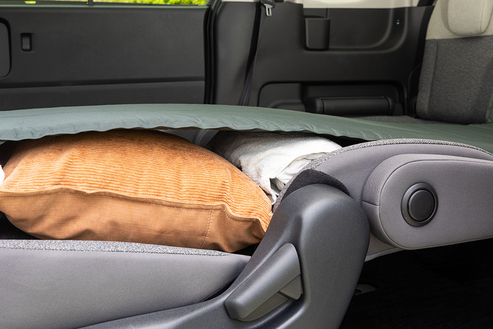 フリード エアーの２列目を倒す車中泊シートアレンジの意段をクッションとマットで埋める