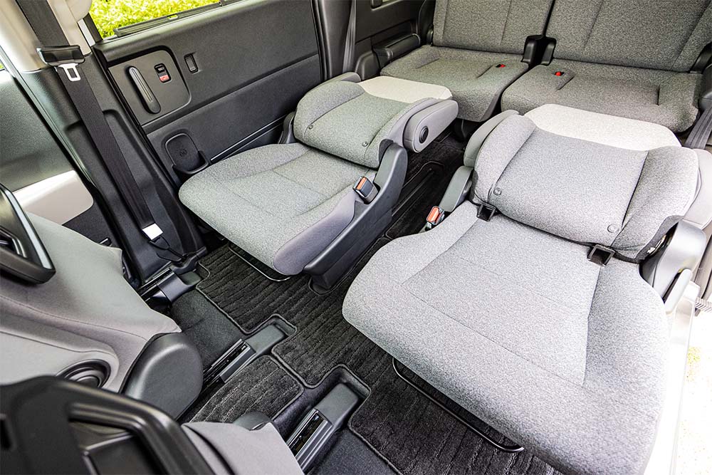 フリード エアーの２列目を倒す車中泊シートアレンジの収納スペース