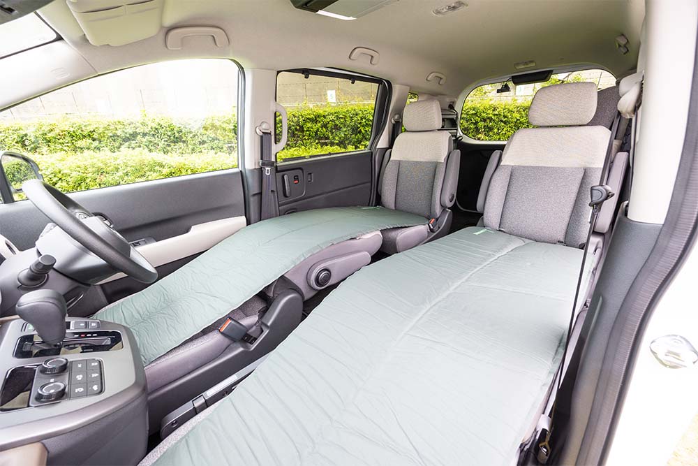 フリード エアーの１列目の背もたれを倒すスタイルでキャンプマットを敷く