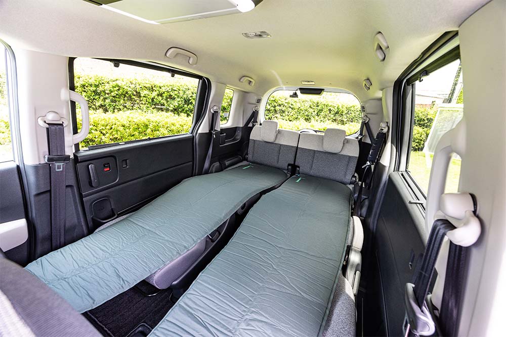 フリード エアーの２列目の背もたれを倒すスタイルでキャンプマットを敷く