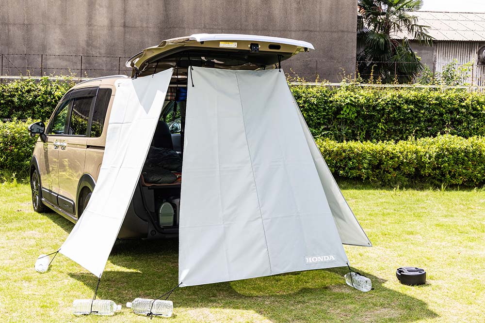 フリード クロスターに取り付けたテールゲートタープ