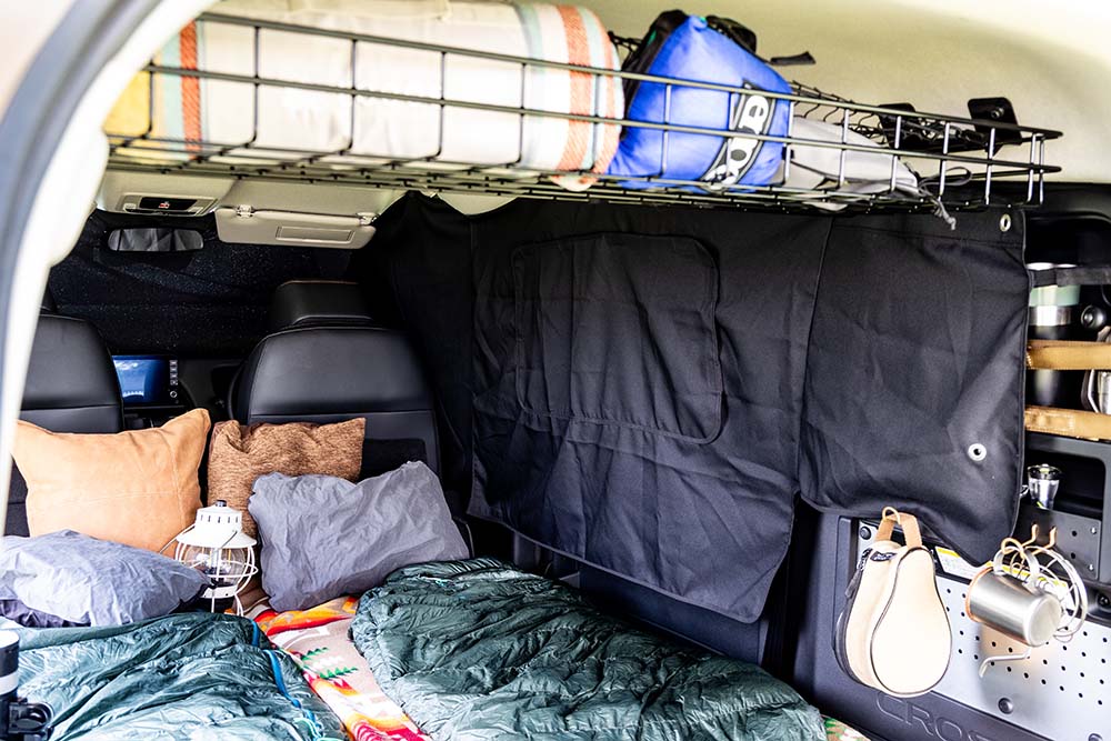 車中泊仕様のフリード クロスターにプライバシーシェードを取り付ける