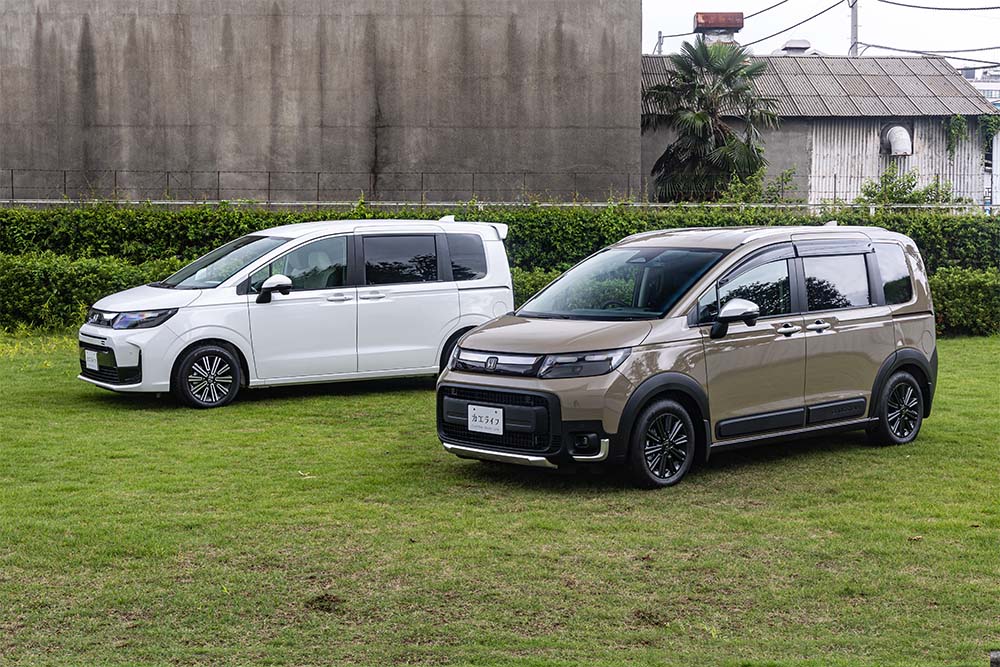 横に並んだフリード エアーとフリード クロスター