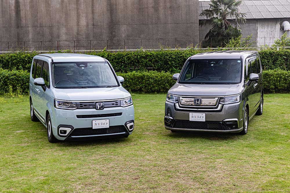 横に並んだステップワゴン エアーとステップワゴン スパーダ