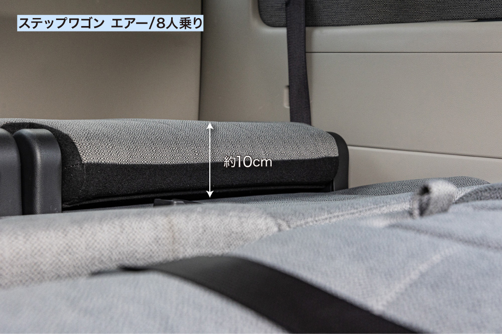 ステップワゴン エアーで2列目・3列目シートの背もたれを倒すシートアレンジの3列目のシートと背もたれの段差を埋める