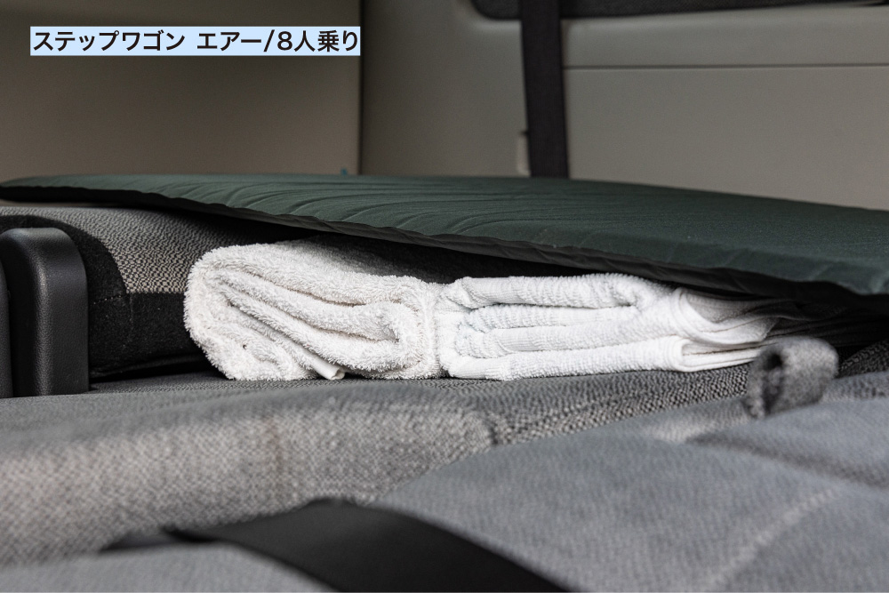ステップワゴン エアーで2列目・3列目シートの背もたれを倒すシートアレンジの3列目のシートと背もたれの段差を埋める