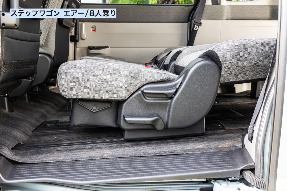 ステップワゴン エアーで2列目・3列目シートの背もたれを倒すシートアレンジの2列目シートの足元と背もたれの下の収納スペース