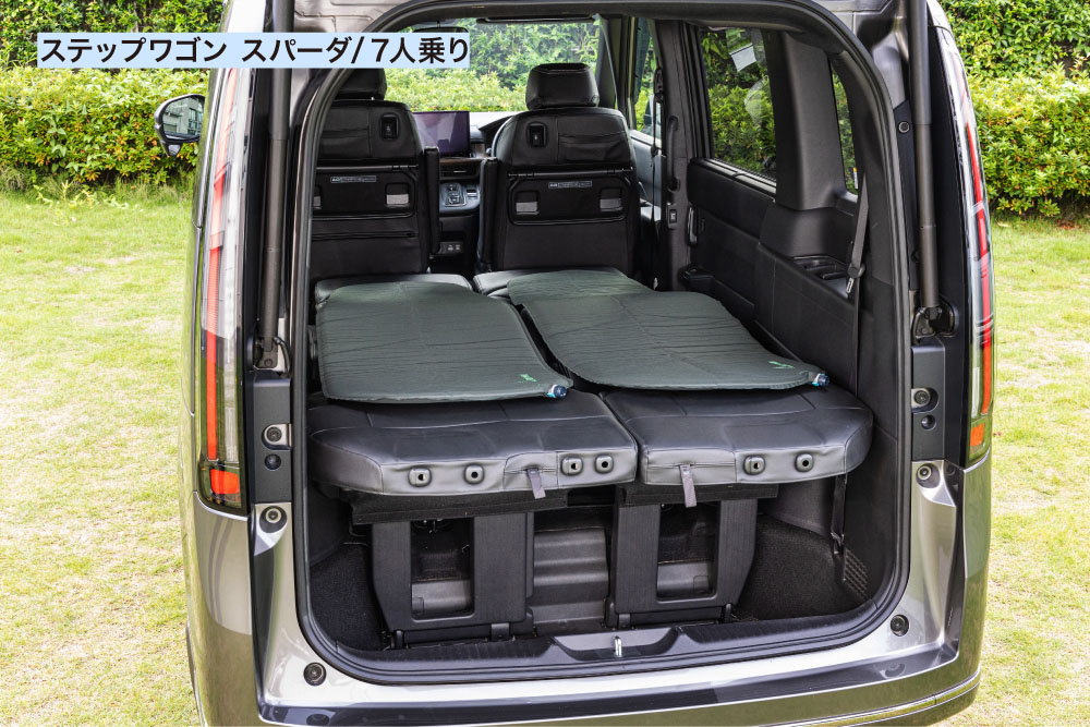 ステップワゴン スパーダの2列目シートを内寄せし2列目・3列目シートの背もたれを倒すシートアレンジでキャンプマットを敷く