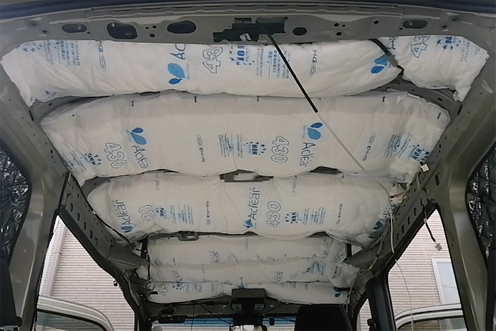 N-VANの天井に断熱材として住宅用グラスウールを設置