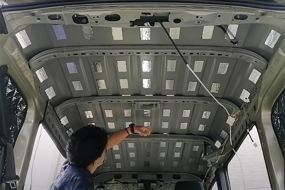 N-VANの天井に制振材を貼り付けるちぎすけさん
でお願いします。