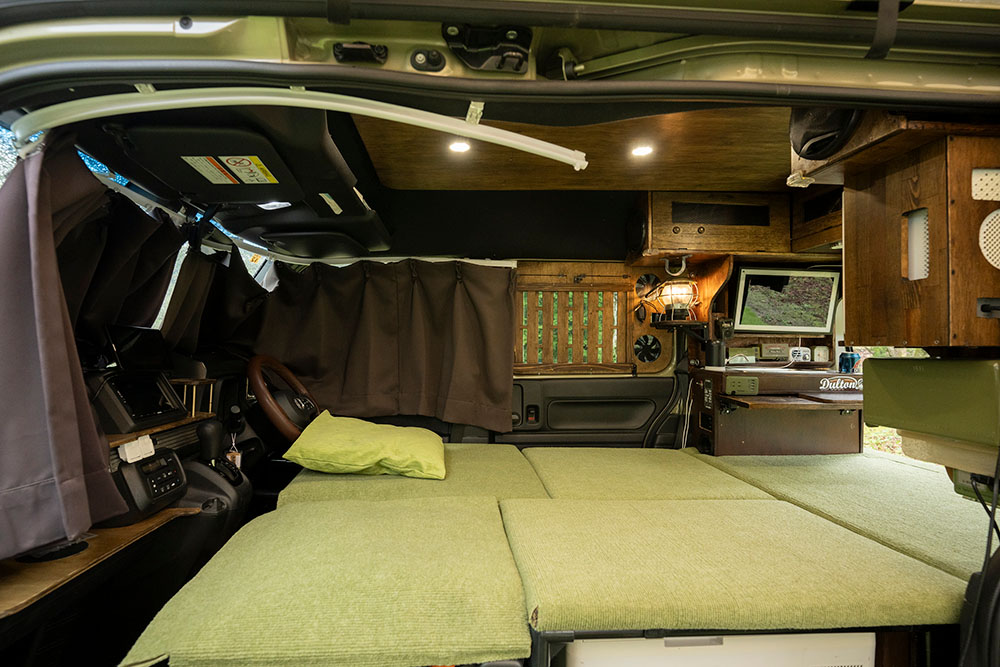 N-VANのフロント部をぐるっと覆うように設置した自動開閉式のカーテン