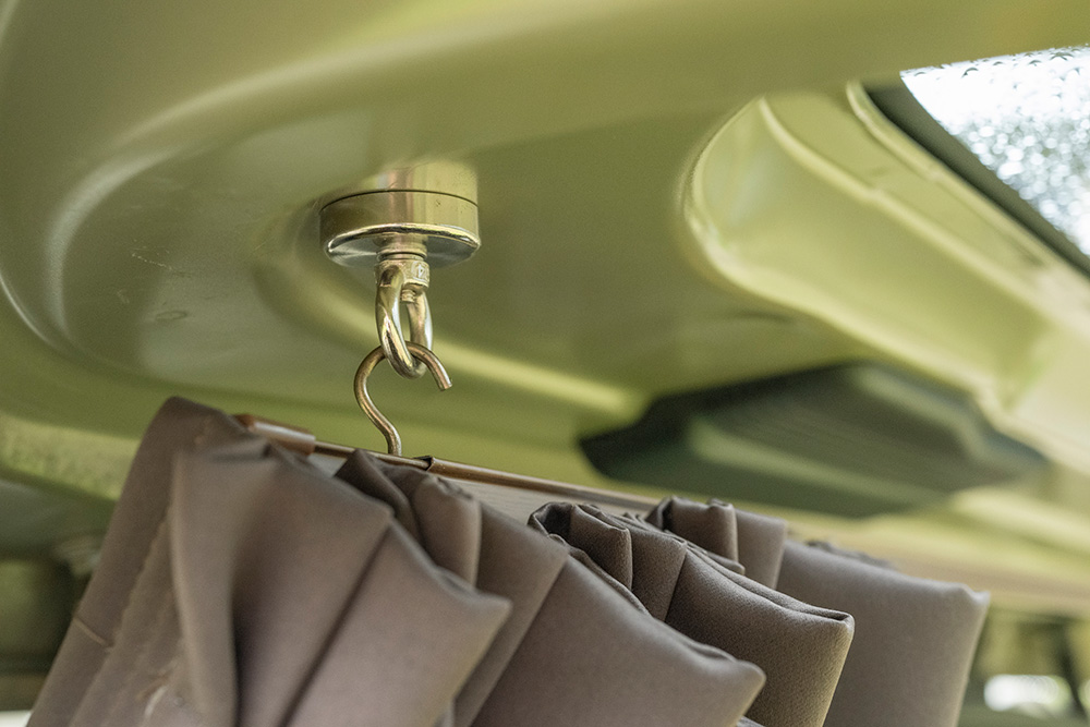 N-VANのリアにマグネットでカーテンレールを設置