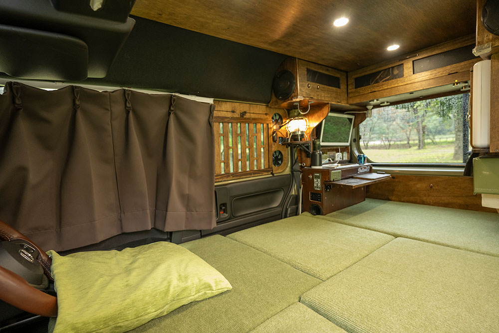 ちぎすけさんのN-VANは寝やすいようにフラットにカスタマイズされている