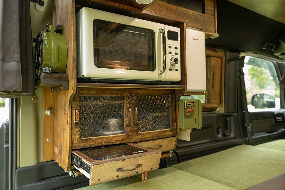 ちぎすけさんがN-VAN車内に設置した電子レンジなどの家具