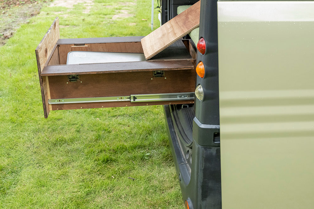 ちぎすけさんのN-VANリア部に設置された引き出し収納