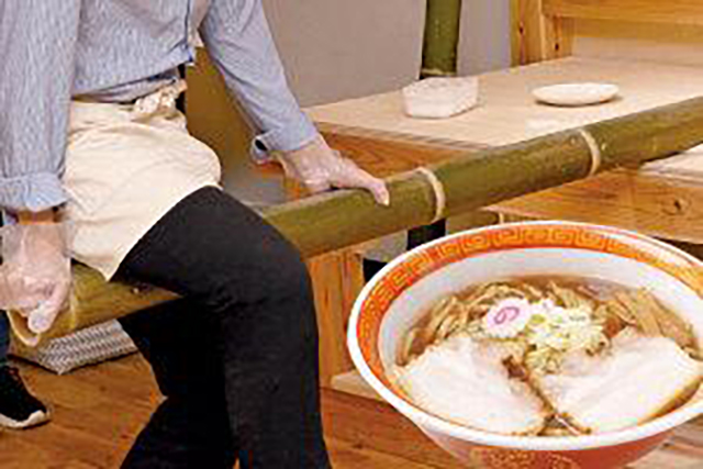 青竹打ちで麺を作る