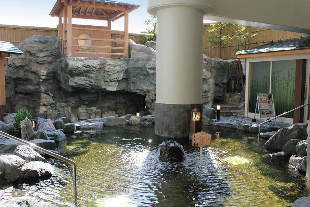 天然温泉「花鳥風月」の露天風呂