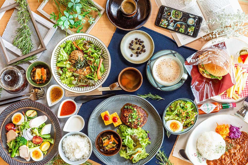笠間焼の器で提供される料理やスイーツ