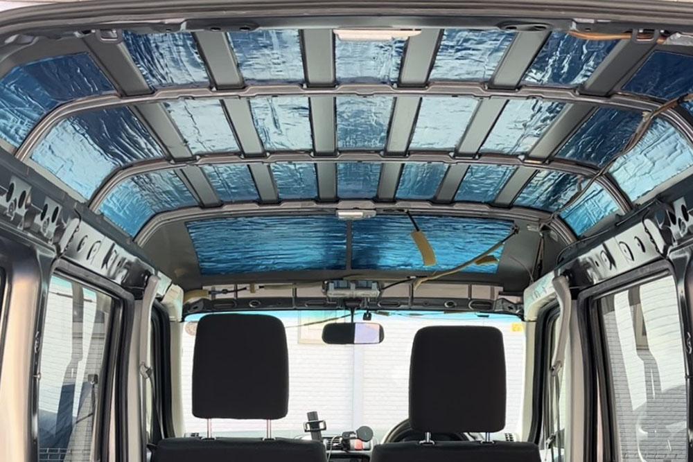 車内に敷き詰めるように貼られた制振シート