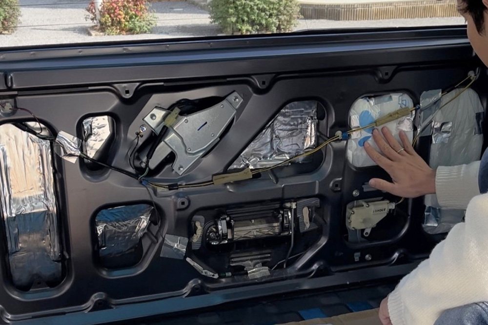 車内の至るところに断熱材を入れていっている様子