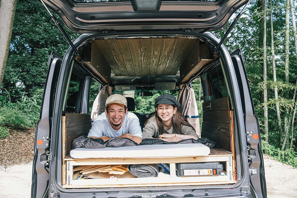 車内で彼女と一緒に寝そべる様子