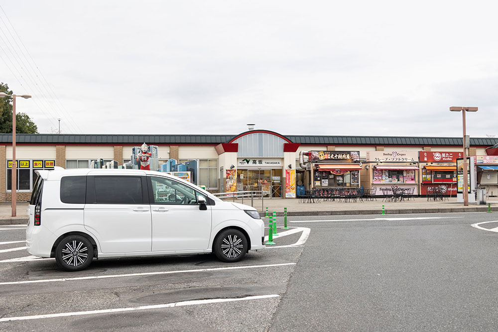 駐車場と高坂サービスエリア上り外観