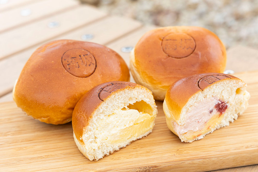 ダブルクリームパンと、いちごのダブルクリームパン