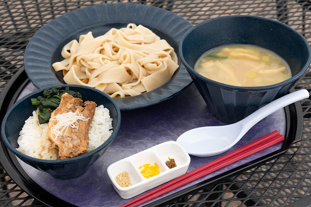 彩の国タマシャモの鶏塩つけ汁うどん