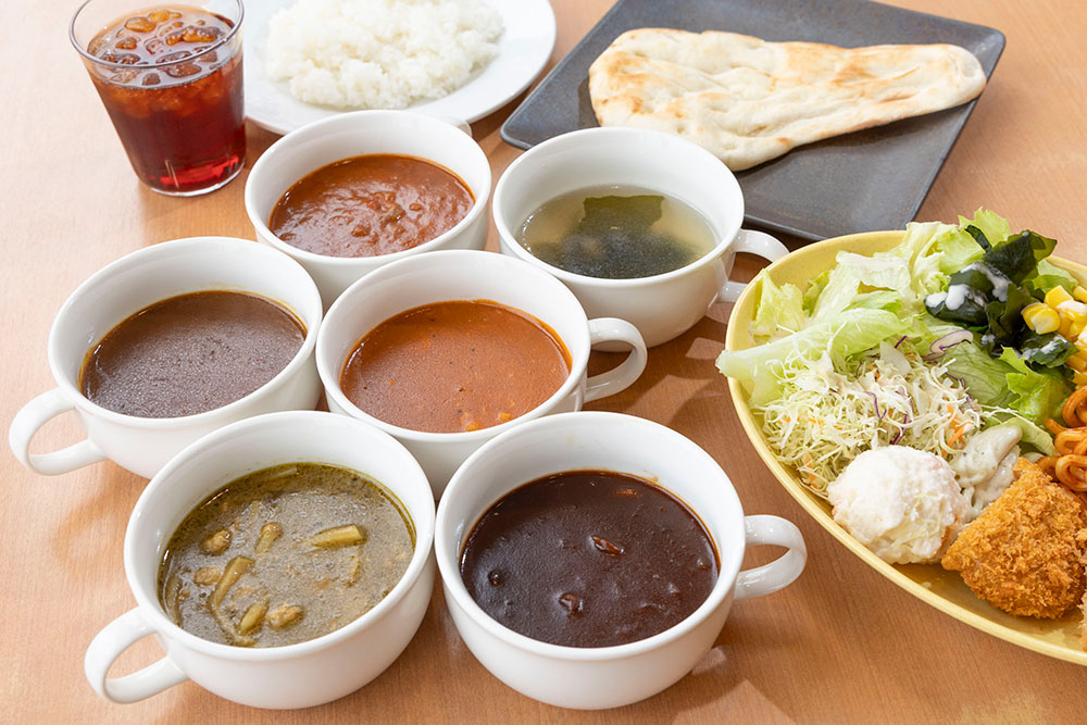 バイキングで提供されているカレーやサラダの例