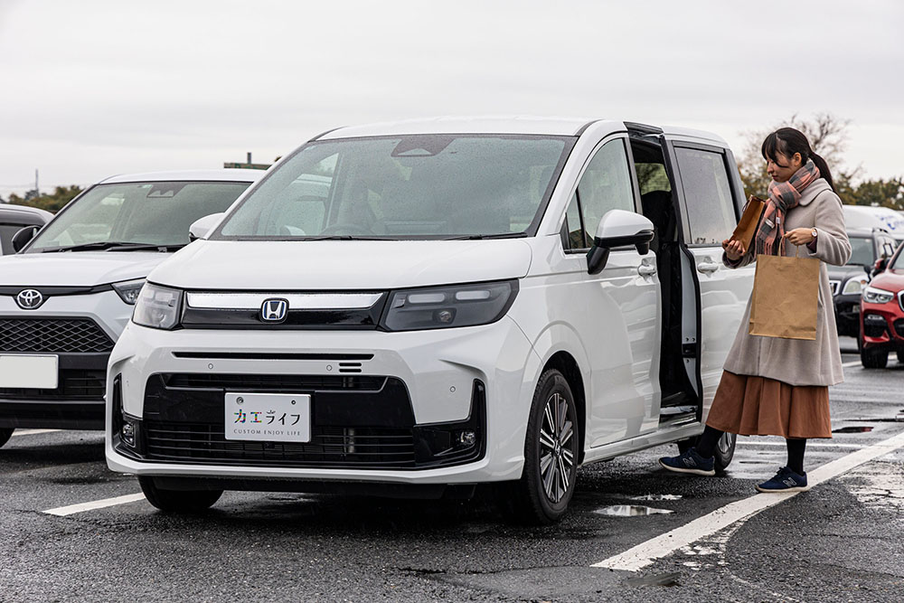 購入した荷物をもって、ハンズフリースライドドアを利用している様子