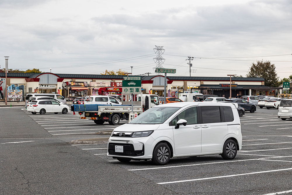高坂サービスエリア下りの駐車場に停車するフリードの様子