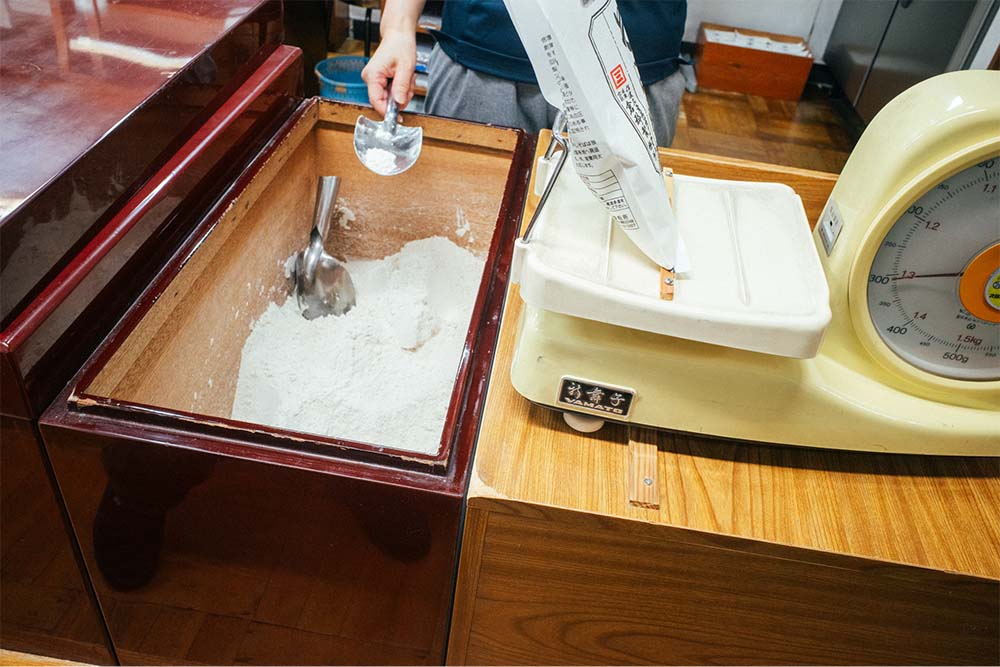 倉科製粉所でそば粉を量り売りしてもらう瞬間