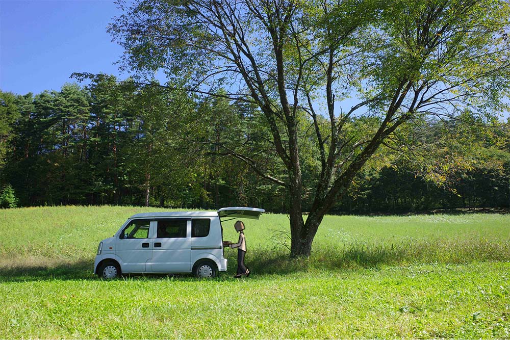 大きな木の側に停まる白くまといとうさん