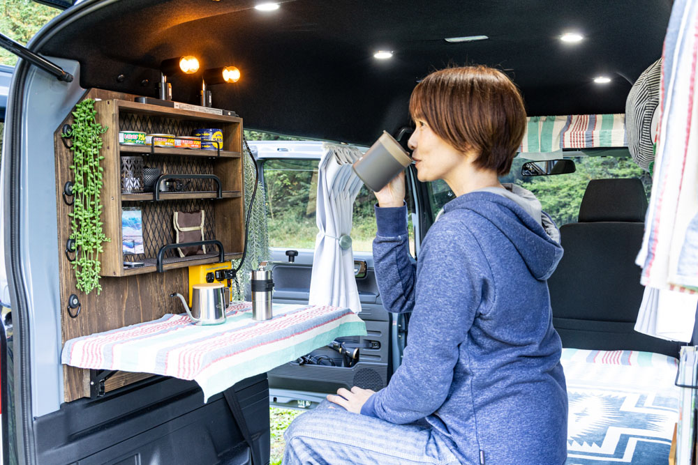 自作の跳ね上げ式テーブルでお茶するさるこさん