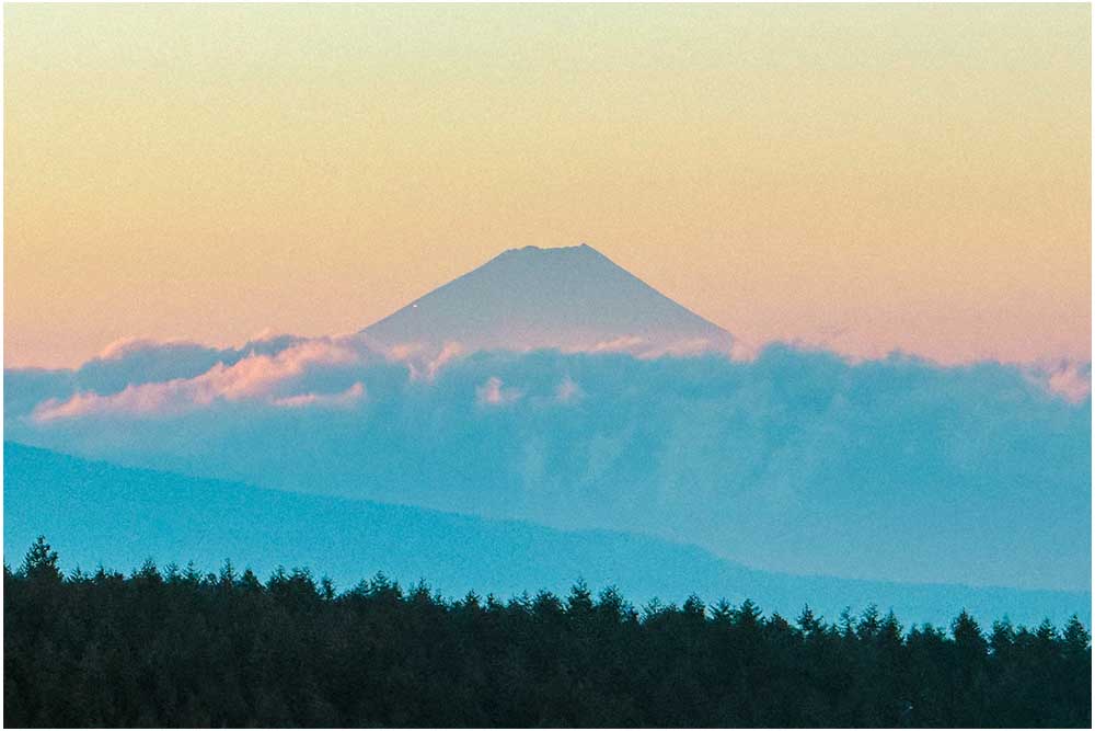 朝焼けの中、姿を現した富士山
