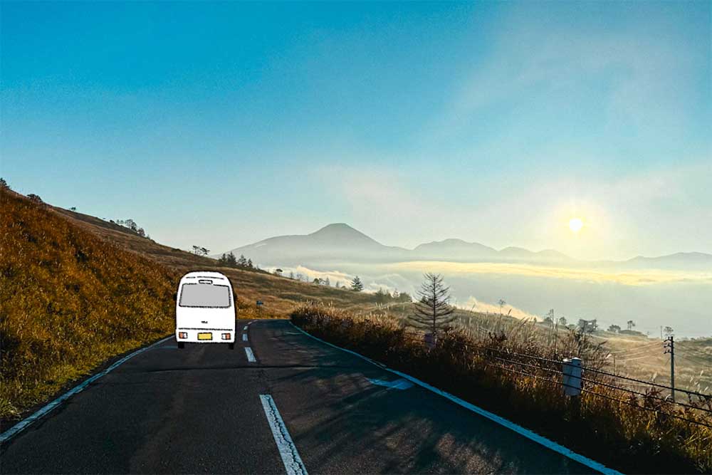 朝日を浴びながら走っていく白くま