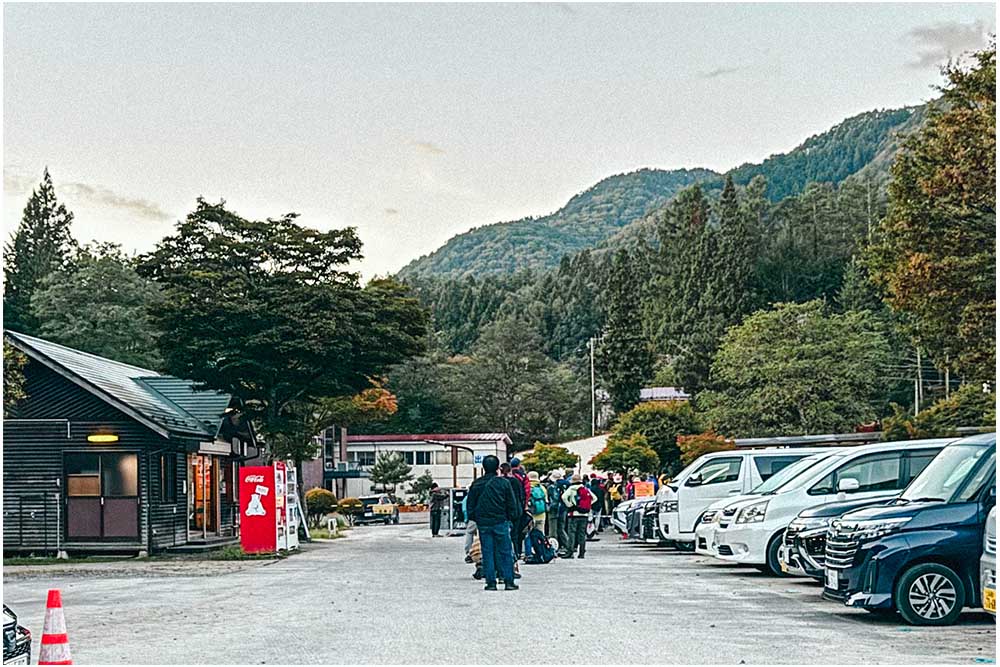 路線バスを待つ長蛇の列