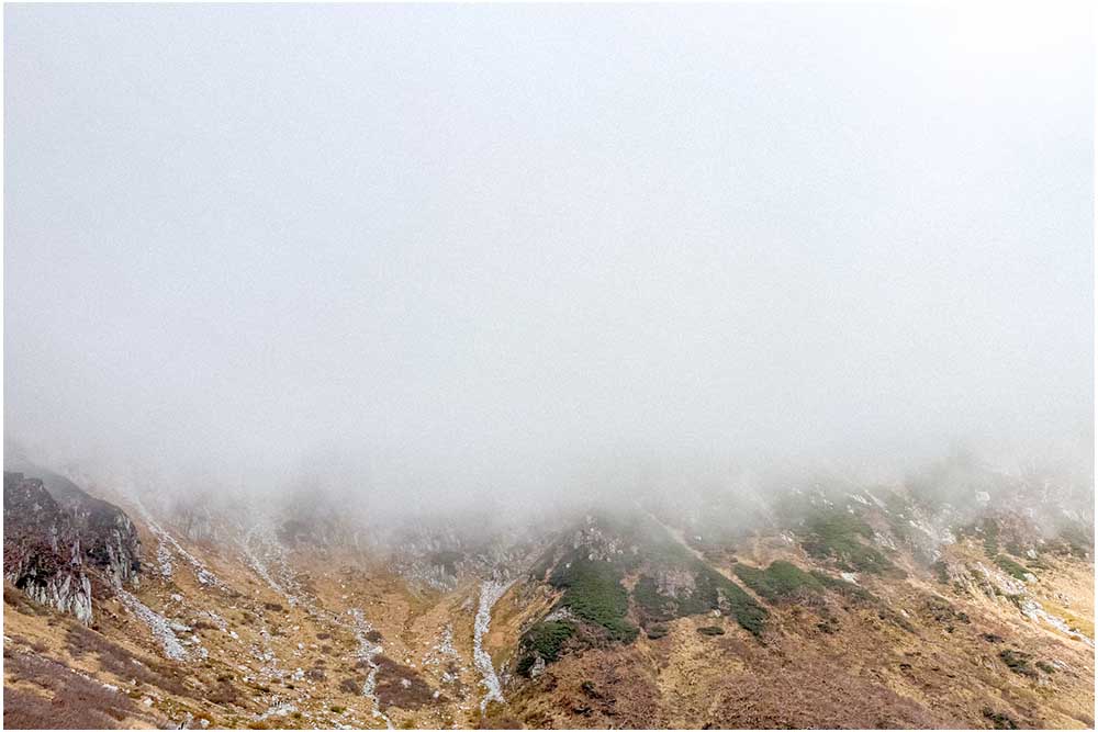 ガスで真っ白になる千畳敷カール