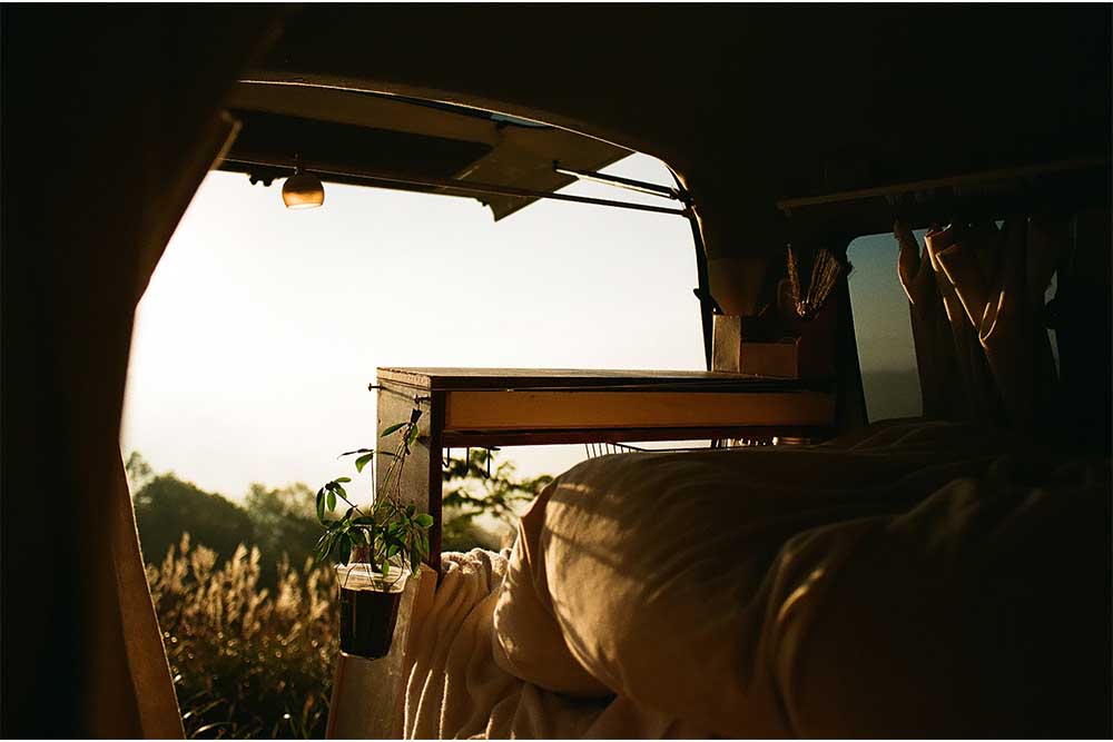 夕暮れ時の白くまの車内