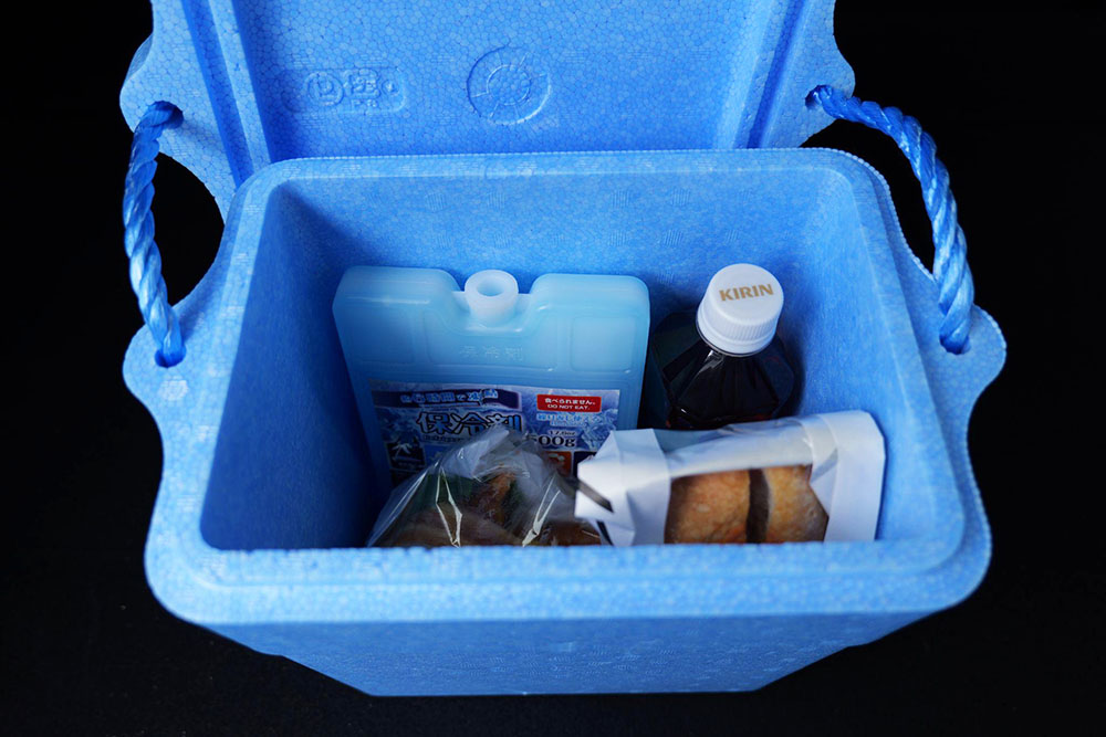 ダイソー発泡クーラーBOXの中に保冷剤と食べ物や飲み物を入れる