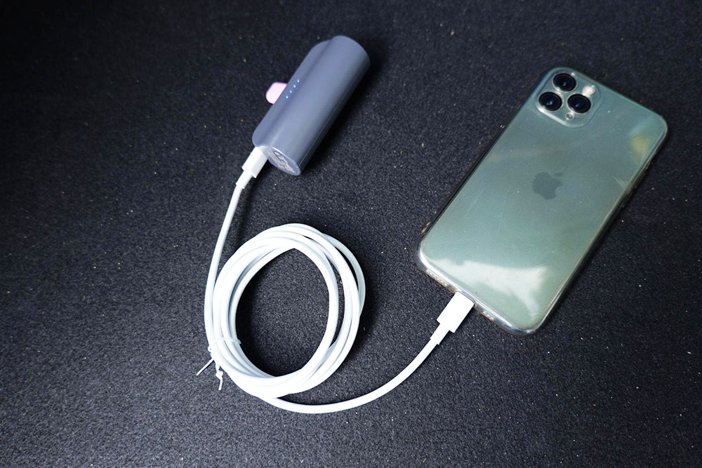 ダイソーモバイルバッテリーでスマートフォンを充電